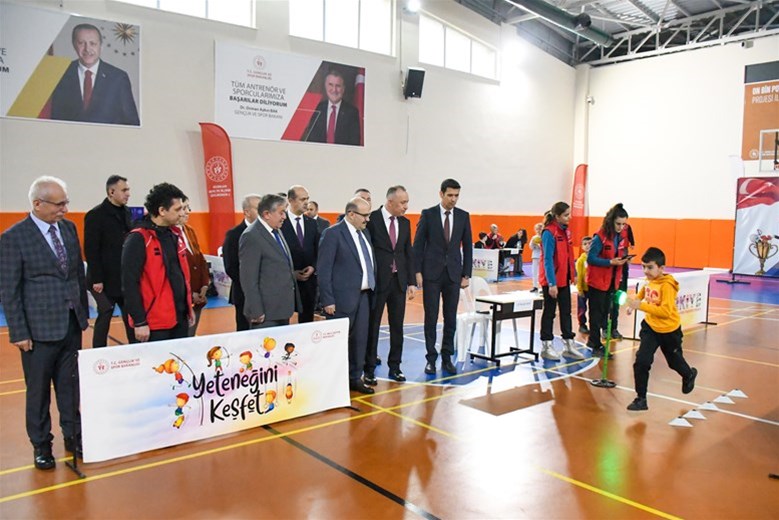 TÜRKİYE SPORTİF YETENEK TARAMASI VE SPORA YÖNLENDİRME PROGRAMIYLA SPORUN TEMELLERİ ERKEN YAŞTA ATILIYOR, YENİ YETENEKLER KEŞFEDİLİYOR