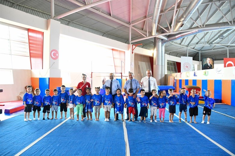 Vali Ustaoğlu’ndan Gençler ile Sporculara Moral ve Destek