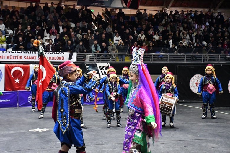 BALIKESİR’DE HALK OYUNLARI ŞÖLENİ
