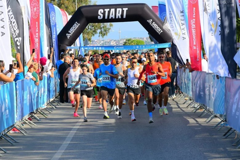 AYVALIK KURTULUŞ YARI MARATONA BÜYÜK İLGİ