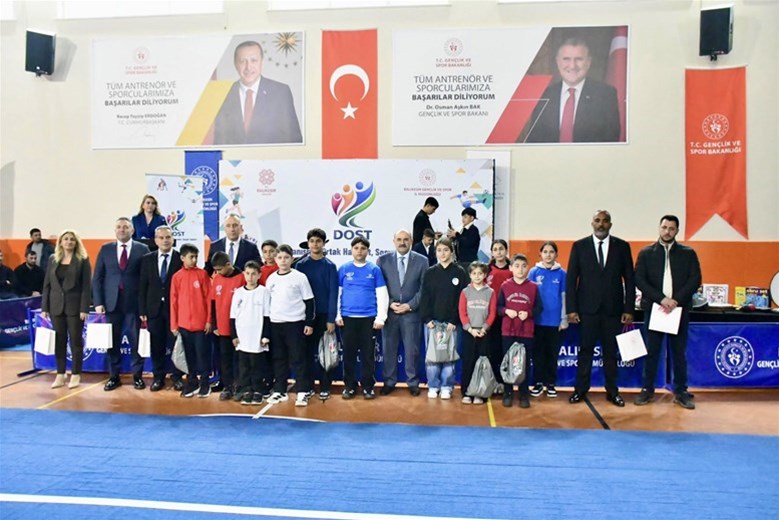 D.O.S.T PROJESİ BALIKESİR’DE TANITILDI, ÇOCUKLARA MALZEME DESTEĞİ SAĞLANDI.