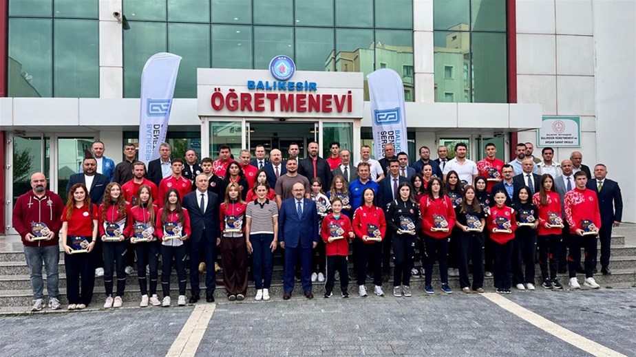 BALIKESİR’DE AMATÖR SPOR HAFTASI, “SPORUN EN’LERİ” ÖDÜL TÖRENİYLE SONA ERDİ