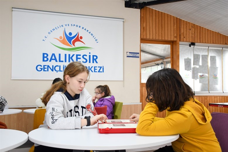 Balıkesir’de, GSB Gençlik Kış Kulübü Programı ile Öğrenciler Sömestr Tatilini Dolu Dolu Geçirdi