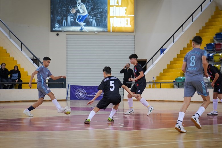 OKUL SPORLARI FUTSAL YILDIZLAR GRUP MÜSABAKALARINDA GENÇLER BİRİNCİLİK İÇİN YARIŞIYOR