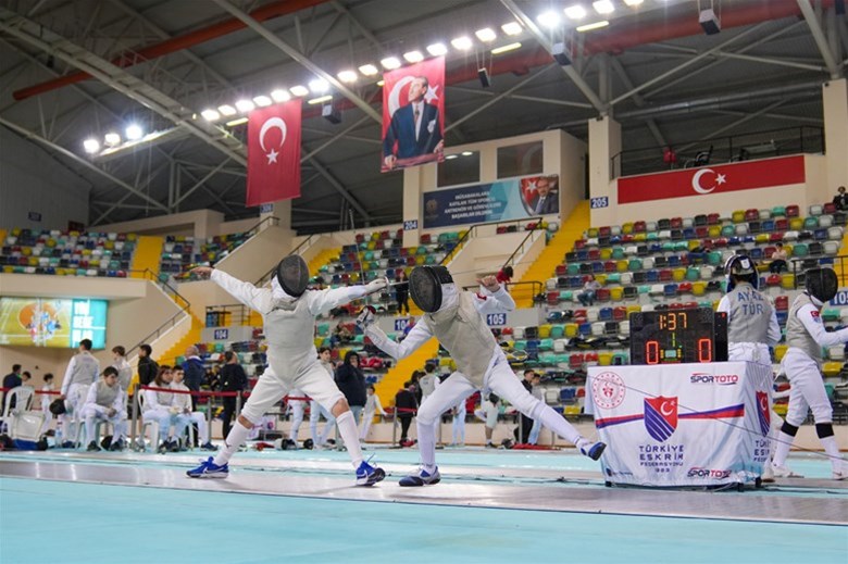 BALIKESİR’DE KILIÇLAR KONUŞUYOR: ESKRİMDE BİR İLK YAŞANIYOR