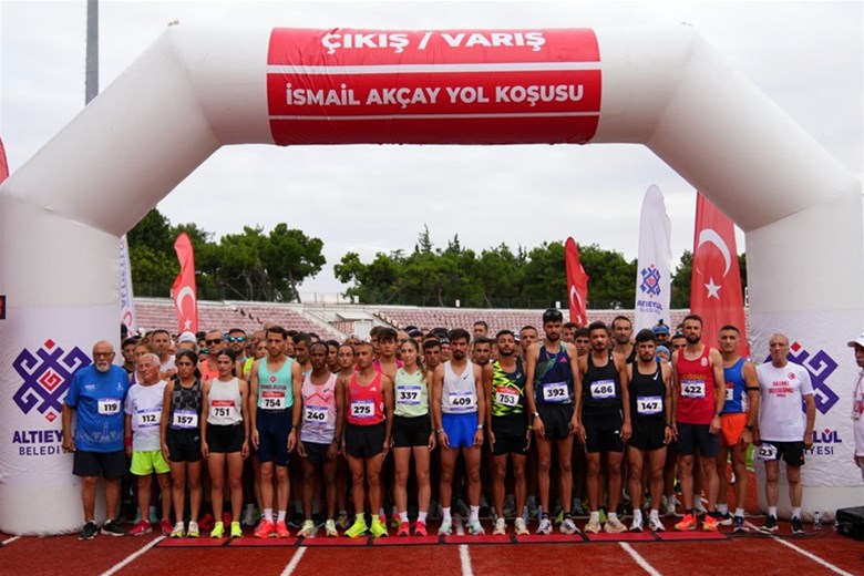 17. İsmail Akçay Yol Koşusu’nda Sporcular Kıyasıya Yarıştı