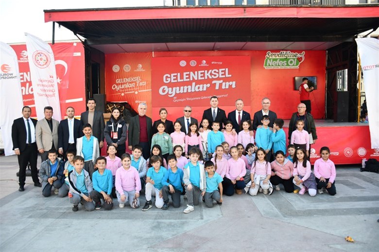 Kültürel Değerler, Geleneksel Oyunlar Tırı ile Sındırgı’da Yaşatıldı