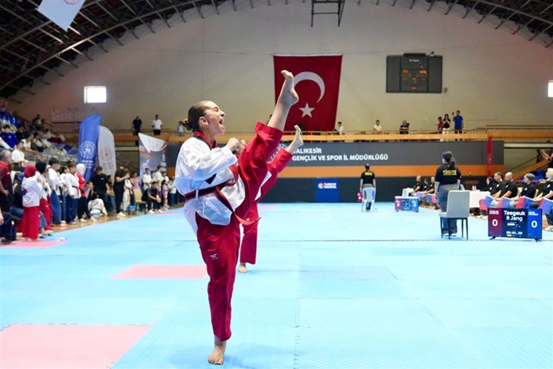 BALIKESIR’DE 15 TEMMUZ RUHU İLE TAEKWONDO POOMSAE HEYECANI BAŞLADI